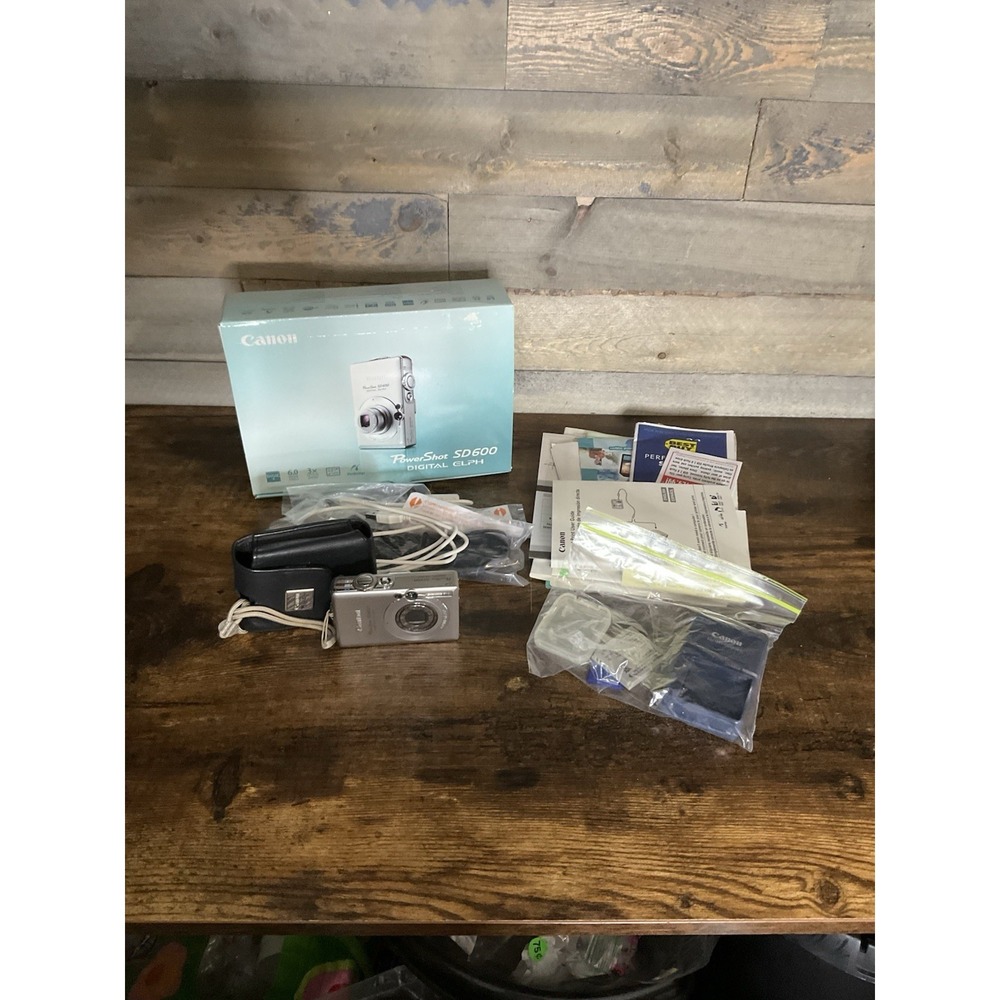 Canon PowerShot SD900 Digital ELPH 10 MP Camera 32GB